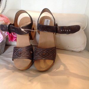 Dansko Odele Denim Metallic Leather Sandal Size:39